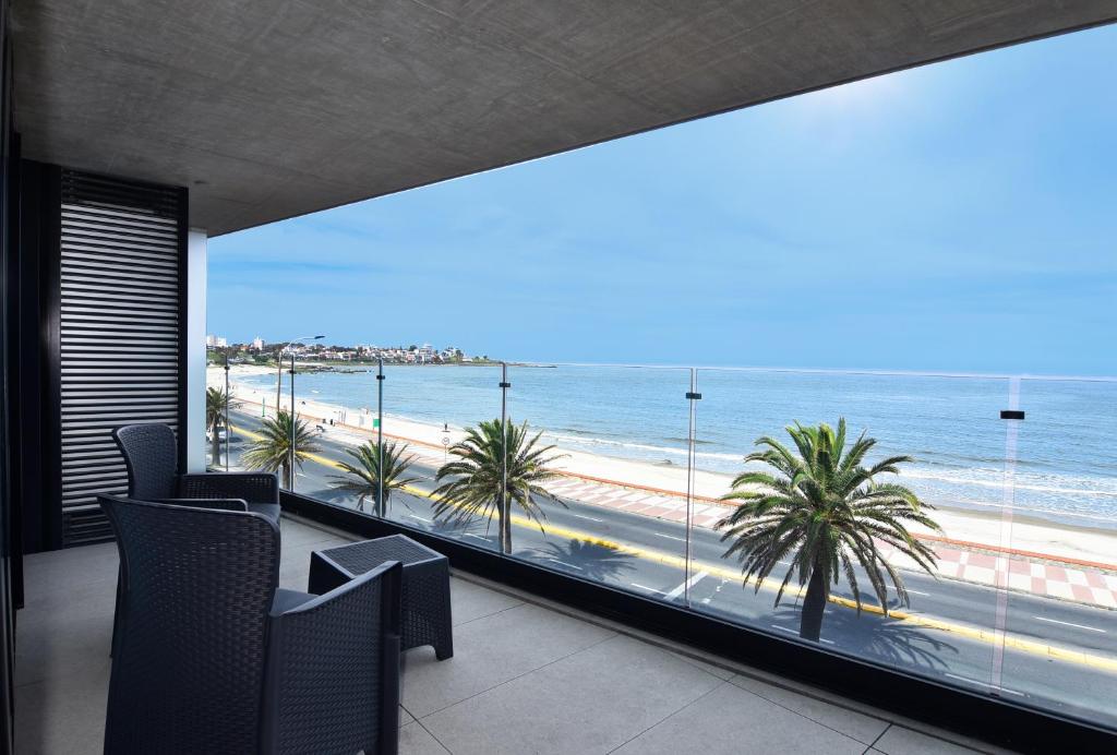 a room with a view of the beach and the ocean at Vistas al Mar en Exclusivo Apartamento con Garage in Montevideo