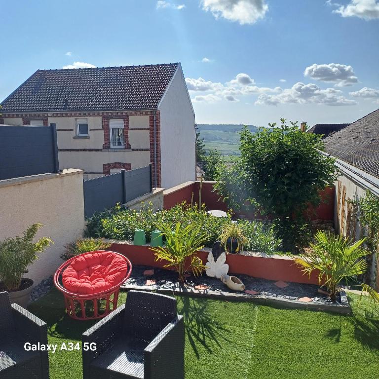 un jardin sur le toit d'une maison dans l'établissement Esterline, à Hautvillers