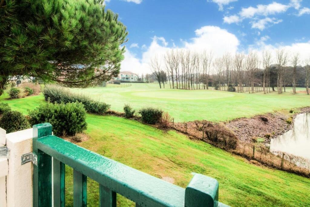 - une vue sur un parcours de golf depuis une clôture dans l'établissement Résidence Port Bourgenay - maeva Home - Studio 5 personnes - Confort MAE-9585, à Talmont-Saint-Hilaire
