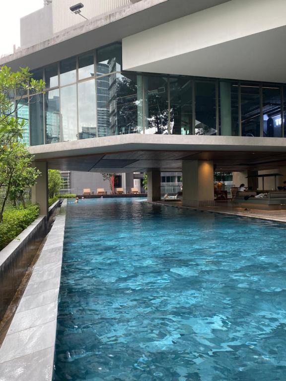 une piscine en face d'un bâtiment dans l'établissement Home Resort KLCC by Calm Sojourn, à Kuala Lumpur