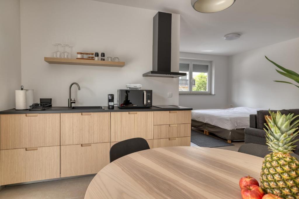 cocina con mesa y habitación con cama en Dragon Residence en Liubliana