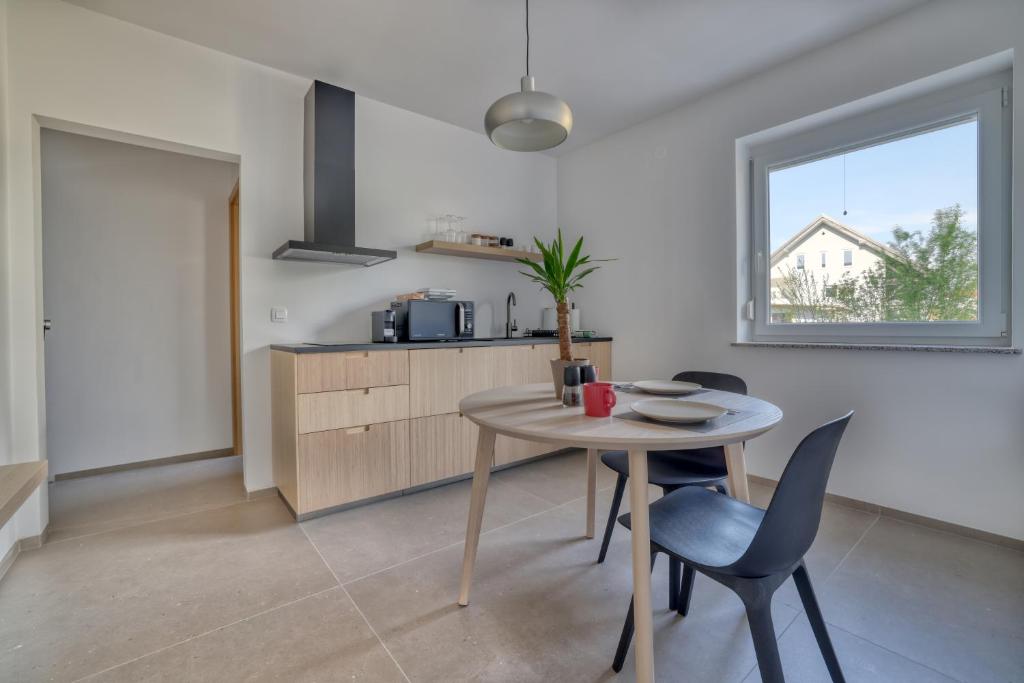 een keuken en eetkamer met een tafel en stoelen bij Dragon Residence in Ljubljana