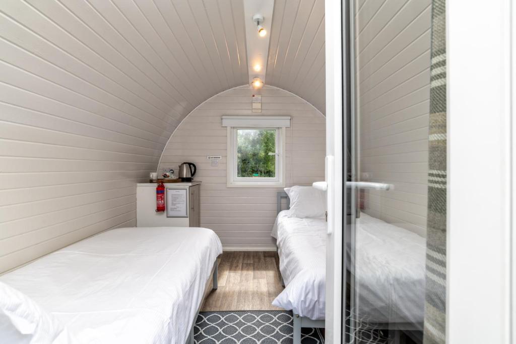 Postel nebo postele na pokoji v ubytování Broom Leisure Camping Pods