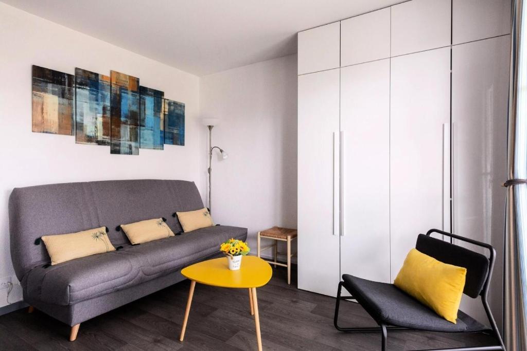 un salon avec un canapé et une table dans l'établissement Port du Crouesty Cap'Océan - maeva Home - Appartement 3 Pièces 4 Personnes - Sélection MAE-1534, à Arzon