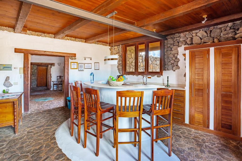 Kuchnia lub aneks kuchenny w obiekcie Finca De Arrieta Village - Yurts and Stone Cottages - Shared Pool - Walking distance to Arrieta Beach - Off Grid