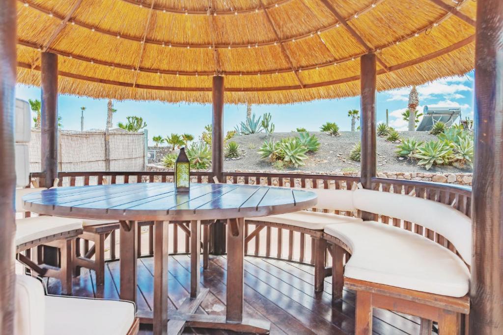 Balkon lub taras w obiekcie Finca De Arrieta Village - Yurts and Stone Cottages - Shared Pool - Walking distance to Arrieta Beach - Off Grid