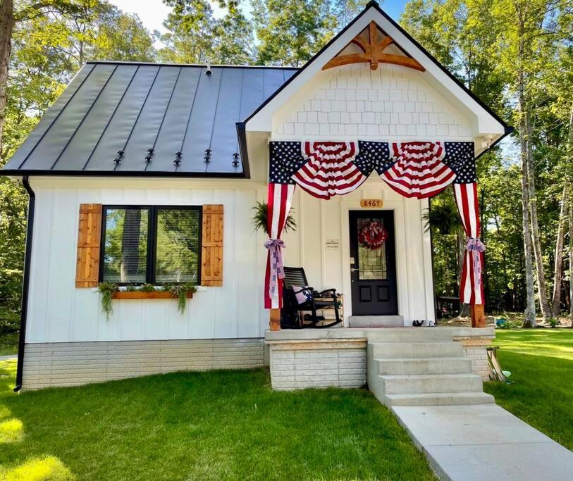 Una casa con banderas americanas en la parte delantera. en Over 250 acre retreat on the Hazel River, 
