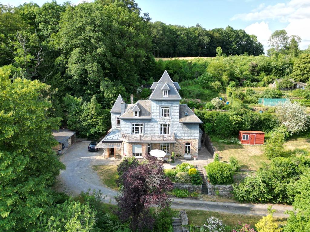 - une vue aérienne sur une maison dans les bois dans l'établissement La Touratte Bed & Breakfast, à Saint-Hubert