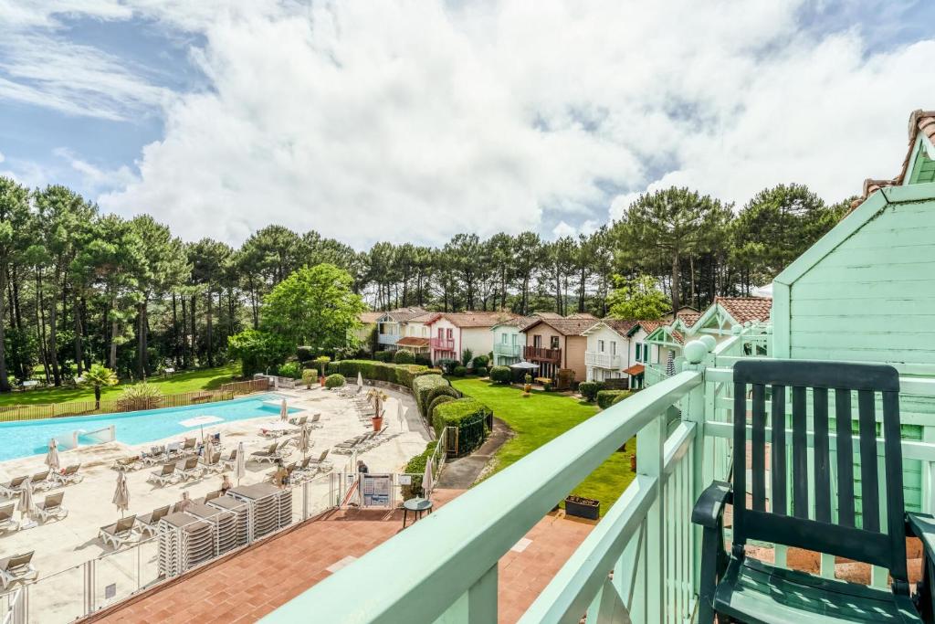 - un balcon avec vue sur la piscine dans l'établissement Résidence Lacanau Les Pins - maeva Home - Appartement 2 Pièces 5 Personnes - Sélection MAE-1034, à Lacanau
