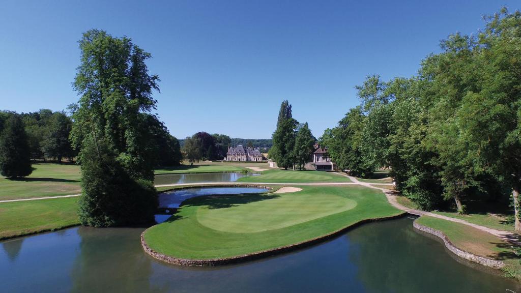una vista aérea de un campo de golf con un estanque en Golf de Rebetz- Domaine de Rebetz, en Chaumont-en-Vexin