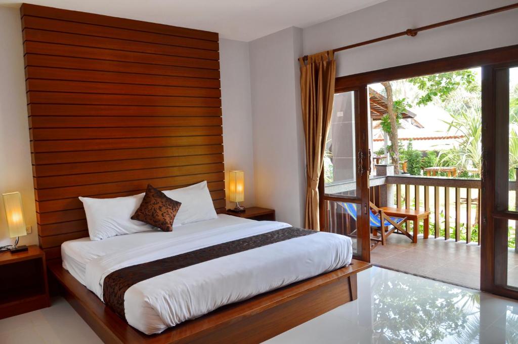 Postel nebo postele na pokoji v ubytování Lanta Intanin Resort - SHA Extra Plus