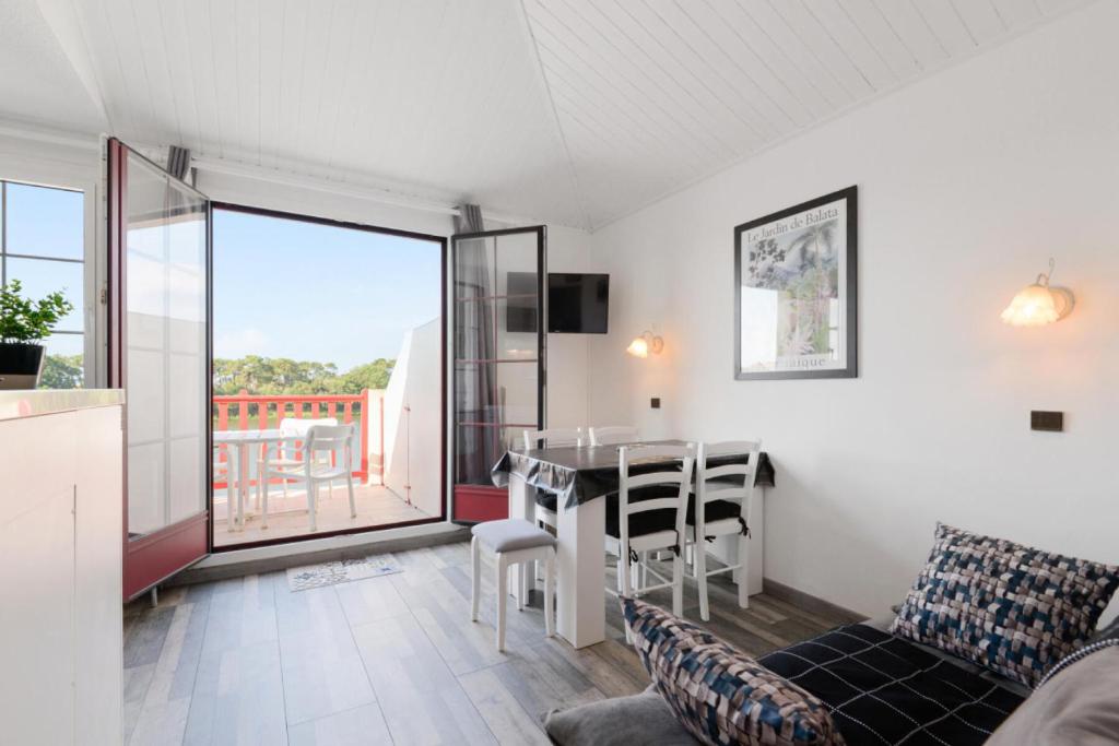 un salon avec une table et un canapé dans l'établissement Résidence Port Bourgenay - maeva Home - Appartement moderne 2 pièces 5 personnes - Prestige - super Home MAE-2308, à Talmont-Saint-Hilaire