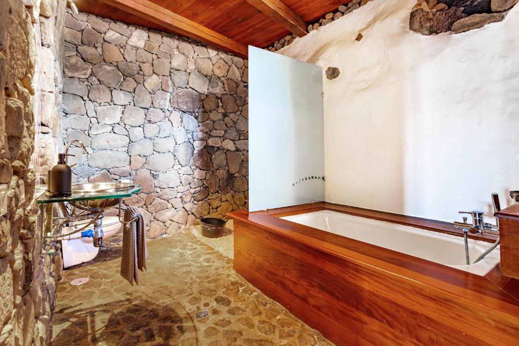Zdjęcie z galerii obiektu Finca De Arrieta Village - Yurts and Stone Cottages - Shared Pool - Walking distance to Arrieta Beach - Off Grid w mieście Tabayesco