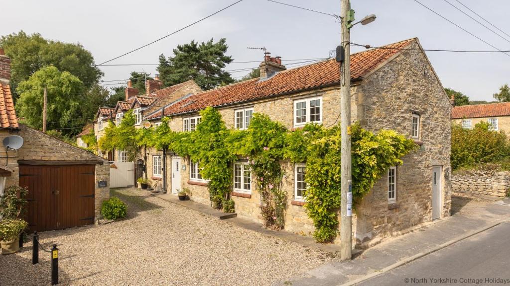 Tillers Cottage Stone Cottage set in quaint North Yorkshire Village