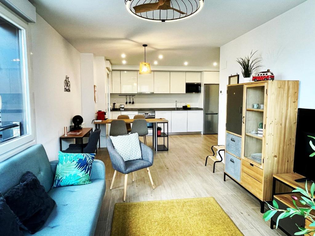 A kitchen or kitchenette at Gran Bilbao XI with parking by Aston Rentals