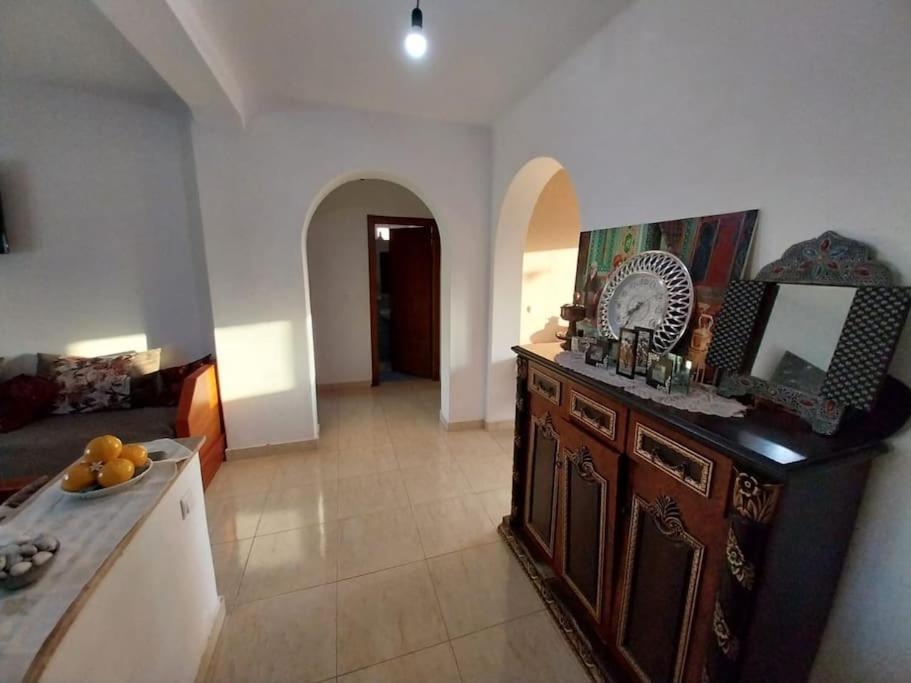 una sala de estar con cocina con barra y una habitación con pasillo en Maison Familiale à Oued Laou: Détente en Bord de Mer, en Oued Laou