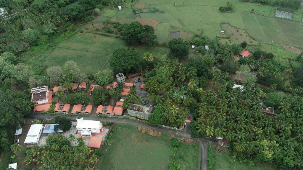 una vista aérea de una casa con muchos árboles en Kuttralam Resorts, en Kuttālam