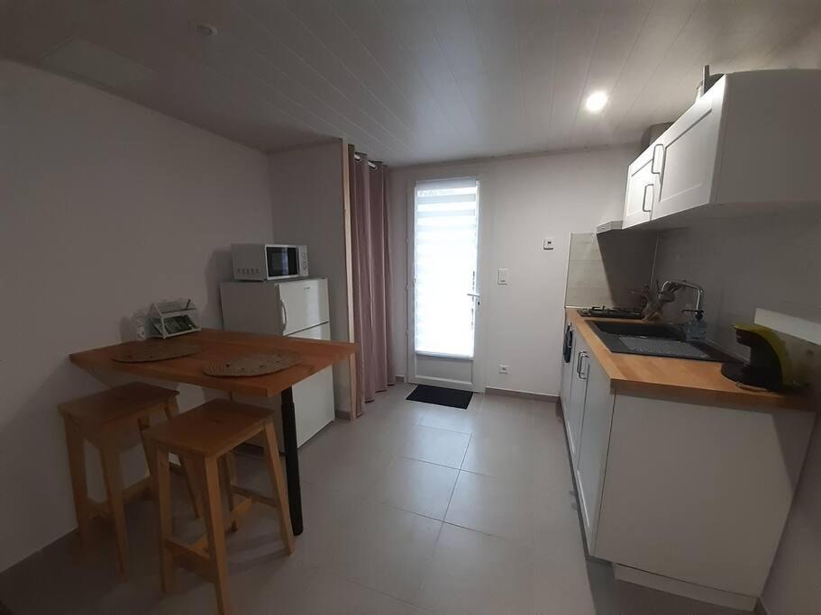 Kuchyň nebo kuchyňský kout v ubytování Duplex de 24m2 classé 2 étoiles à 2km d'Aubenas