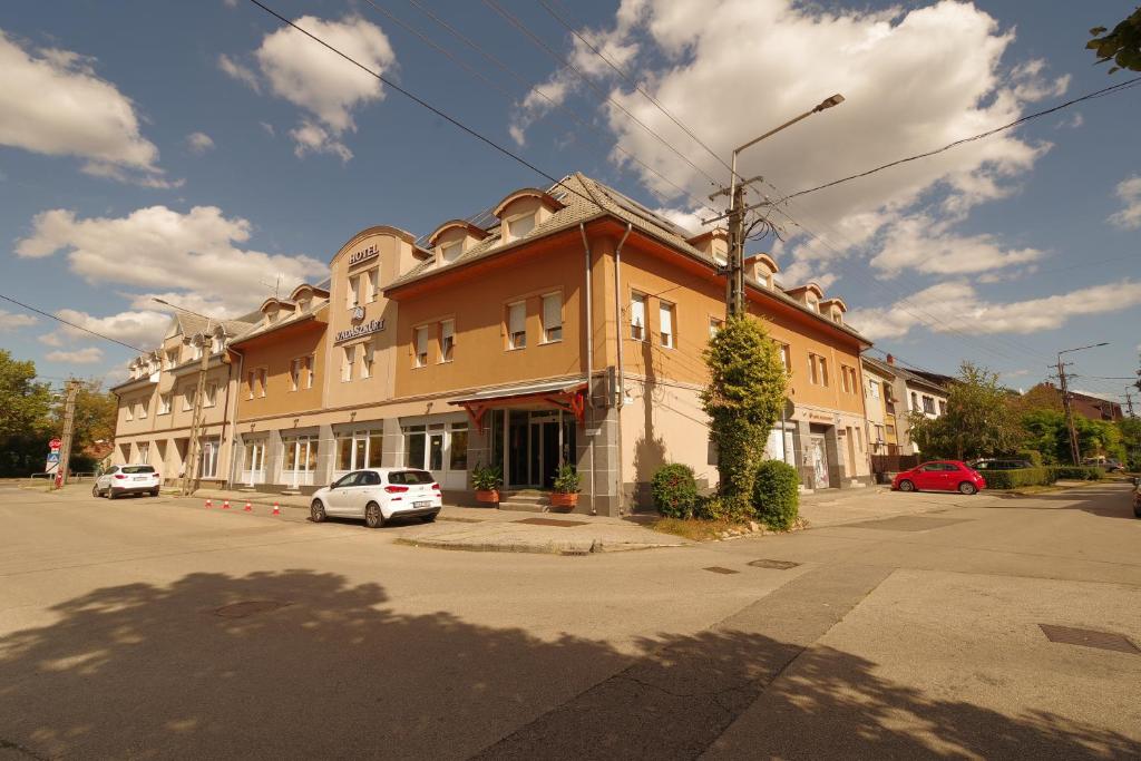 um grande edifício na esquina de uma rua em Hotel Vadászkürt Superior em Székesfehérvár