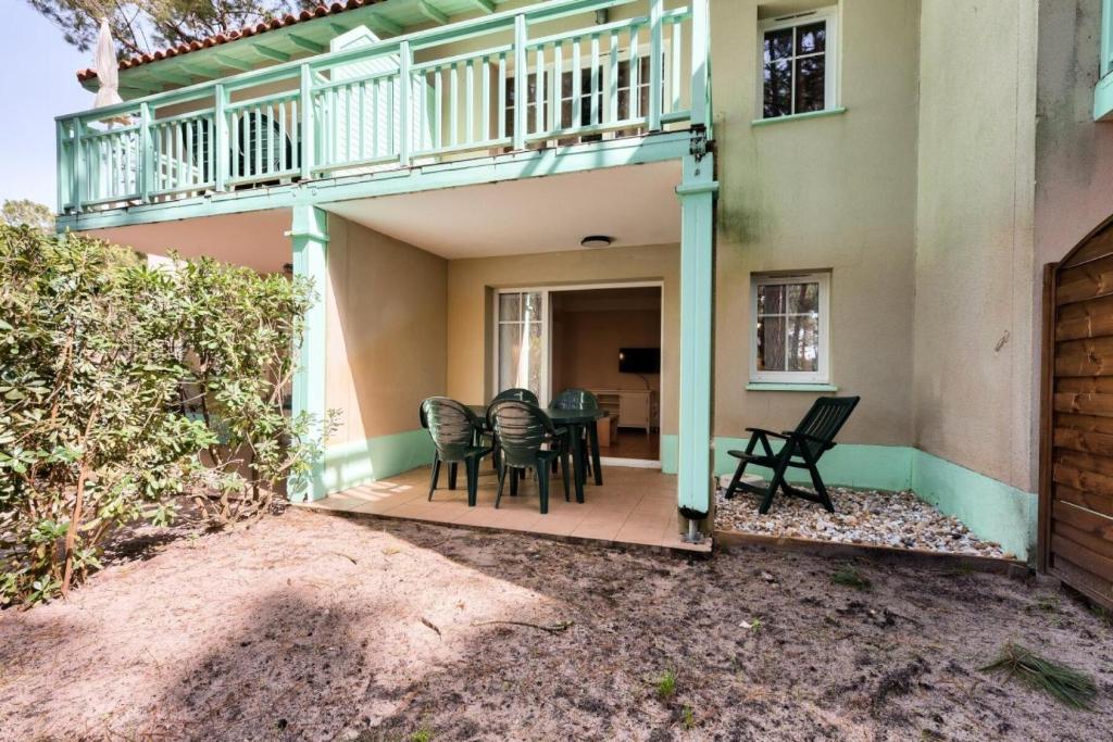 d'un balcon avec des chaises et une table sur une maison. dans l'établissement Résidence Lacanau Les Pins - maeva Home - Appartement 2 pièces 6 personnes - Prestige MAE-6659, à Lacanau