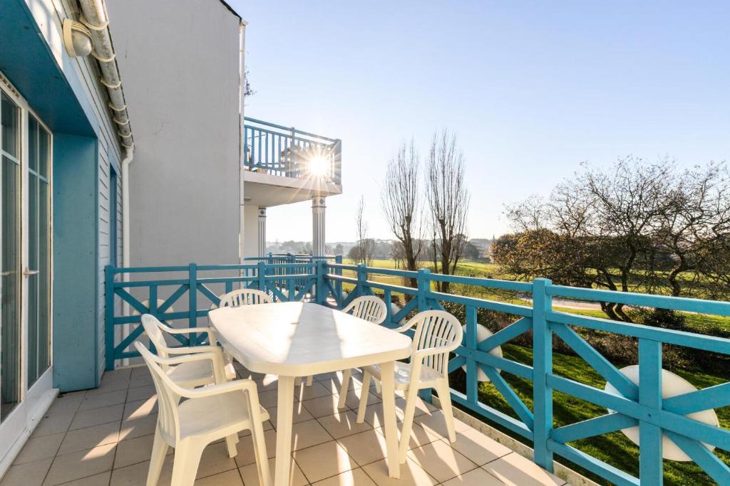 une table et des chaises sur le balcon d'une maison dans l'établissement Résidence Port Bourgenay - maeva Home - Appartement 3 Pièces 7 Personnes - Sélection MAE-0714, à Talmont-Saint-Hilaire