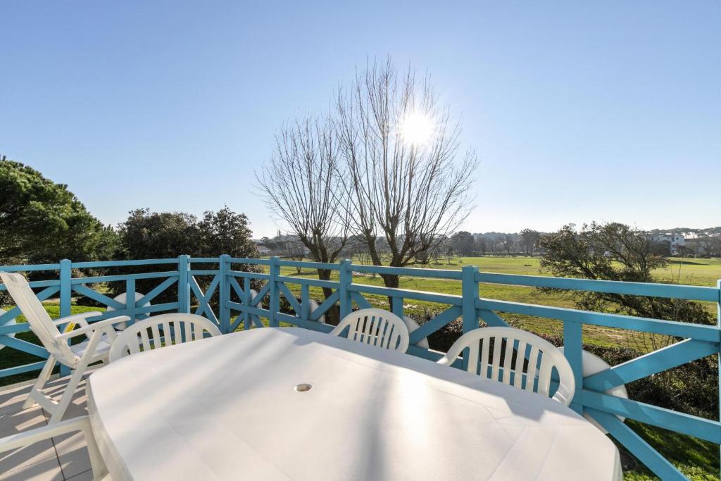 einen weißen Tisch und Stühle auf einem blauen Zaun in der Unterkunft Résidence Port Bourgenay - maeva Home - Appartement 3 Pièces 7 Personnes - 584 in Talmont