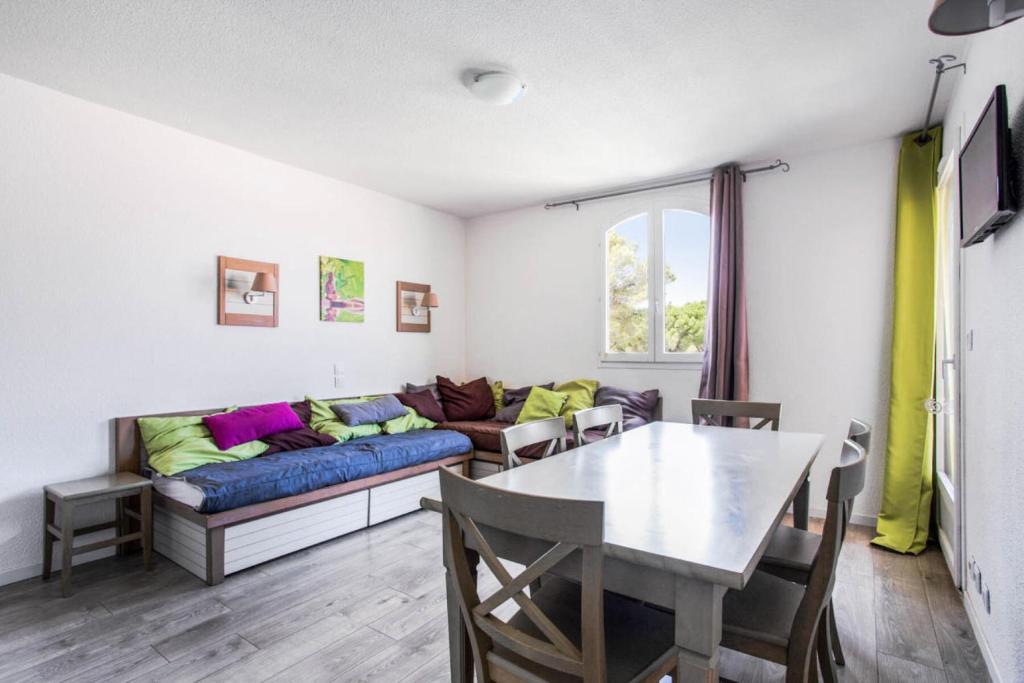 un salon avec un canapé et une table dans l'établissement Résidence Saint-Raphaël Valescure - maeva Home - Appartement 2 Pièces 6 Personnes - Sélection MAE-1388, à Valescure