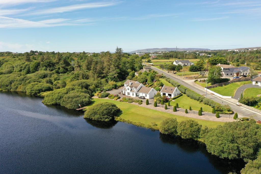 uma vista aérea de uma casa numa ilha num rio em Simply Donegal Adrihidbeg Cottage em Dungloe