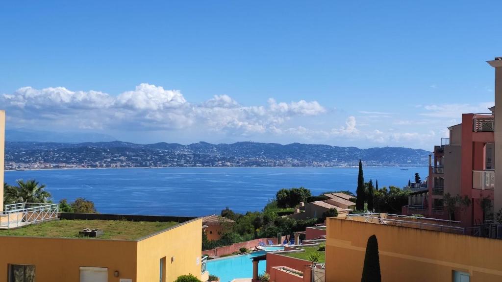 une vue sur une grande étendue d'eau entre les bâtiments dans l'établissement Victoria - Les Cles de l'Esterel, à Théoule-sur-Mer