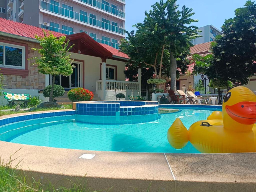 uma piscina com um pato de borracha insuflável no meio em Kotchaphorn Garden em South Pattaya