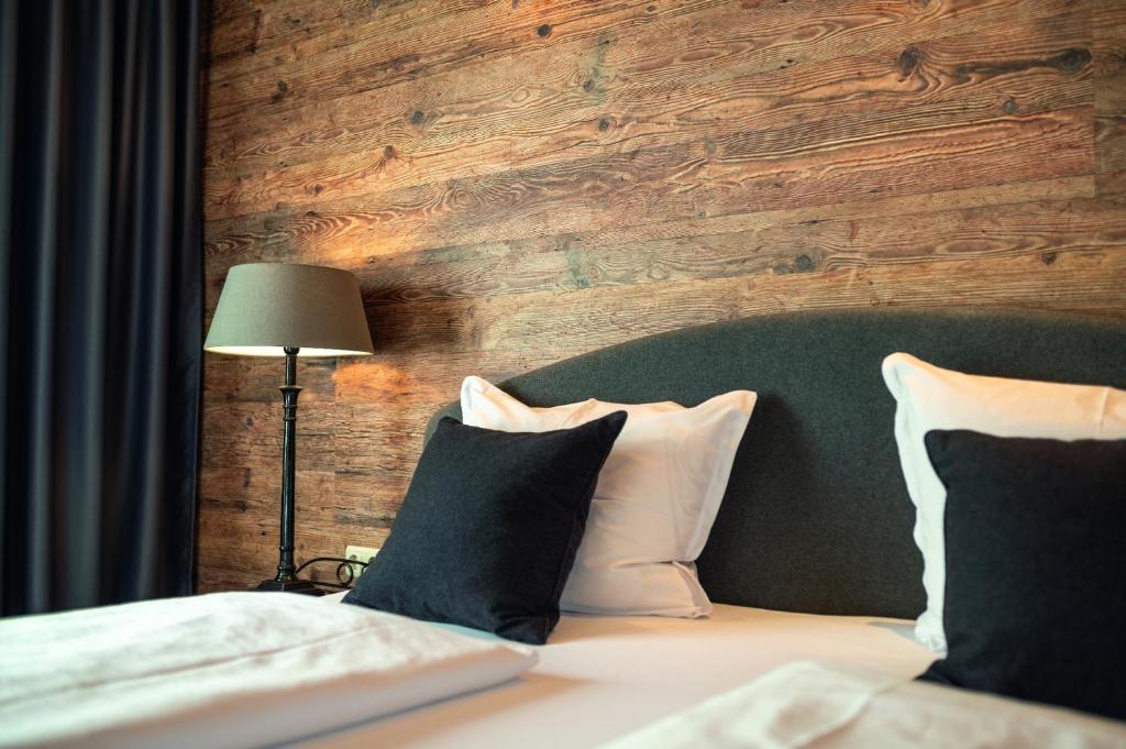ホッホフィルツェンにあるApartment Snowの木製の壁のベッドルーム1室(ベッド1台付)