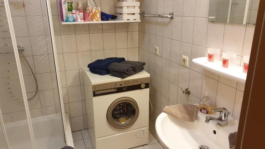 y baño con lavadora y lavamanos. en Tanjasfewo - b42582 en Dornum