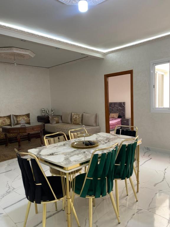 jadalnia ze stołem i krzesłami w obiekcie Luxury Appartement Tanger w mieście Tanger