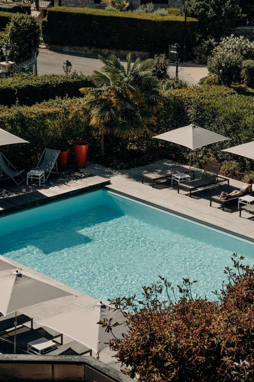 Bazén v ubytování Hotel Le Cottage Bise nebo v jeho okolí