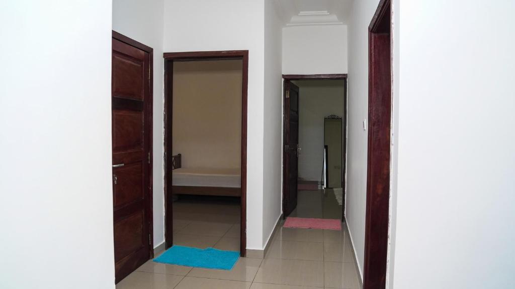 pasillo con 2 puertas abiertas y baño en MUSA SILLAH, en Sukuta
