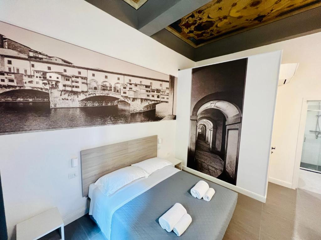 佛羅倫斯的住宿－Sant Antonino First Floor Relais，一间卧室配有一张壁画床