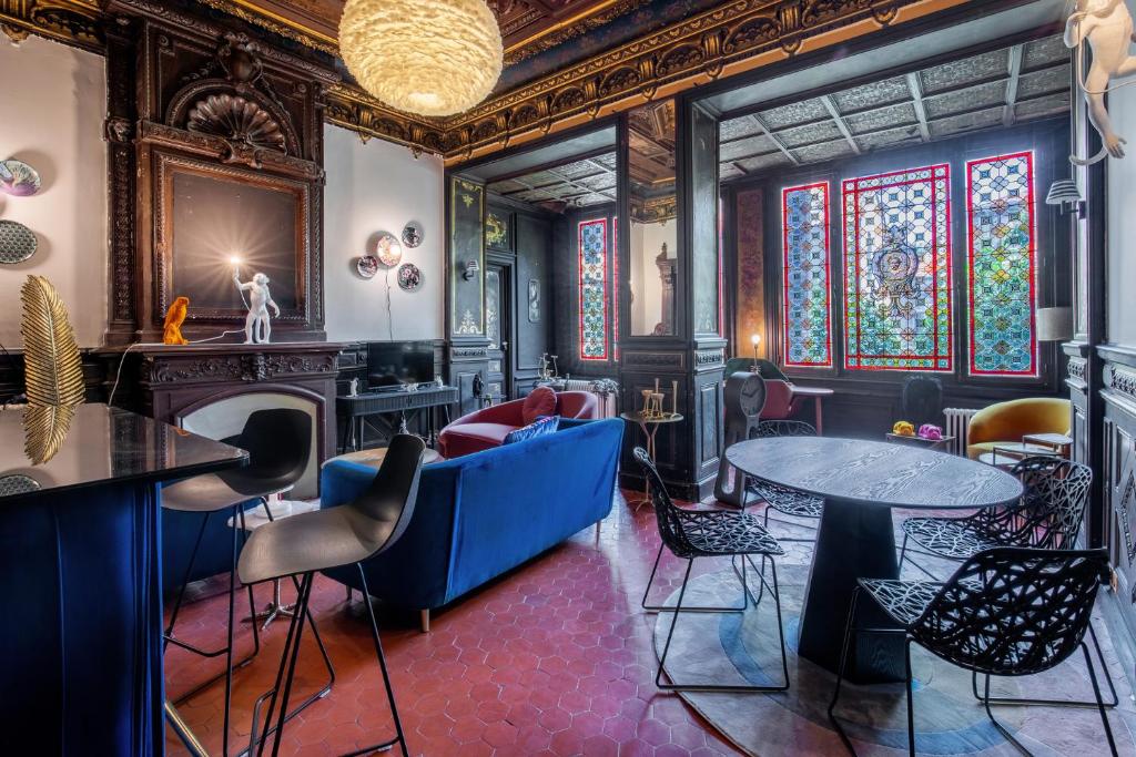 un restaurant avec des tables et des chaises dans une salle dans l'établissement Le Musée - Appartement prestigieux & chic, à Montpellier