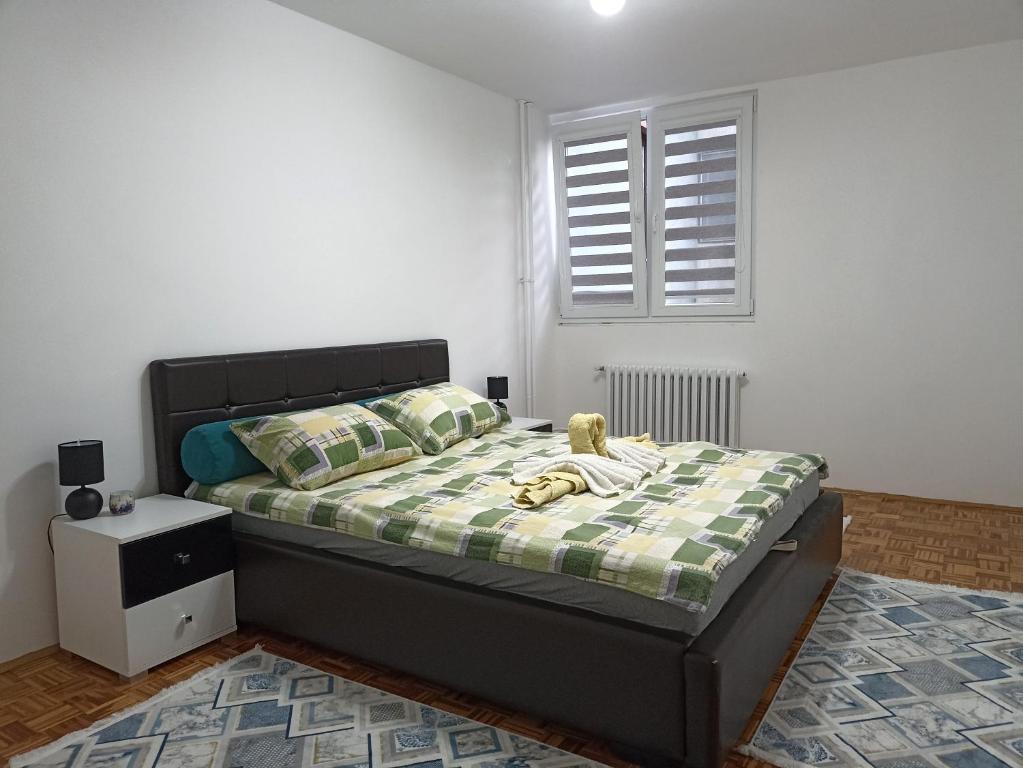 ein Schlafzimmer mit einem Bett mit einem Teddybär drauf in der Unterkunft Lux Apartment Sarajevo in Sarajevo
