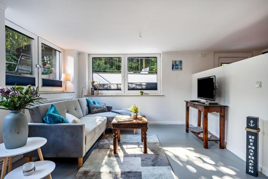 ein Wohnzimmer mit einem Sofa und einem TV in der Unterkunft Meerlust Travemünde in Travemünde
