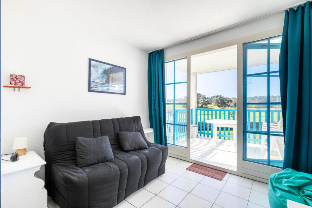 d'un salon avec un canapé et un balcon. dans l'établissement Résidence Port Bourgenay - maeva Home - Studio 4 personnes - Sélection MAE-0364, à Talmont-Saint-Hilaire