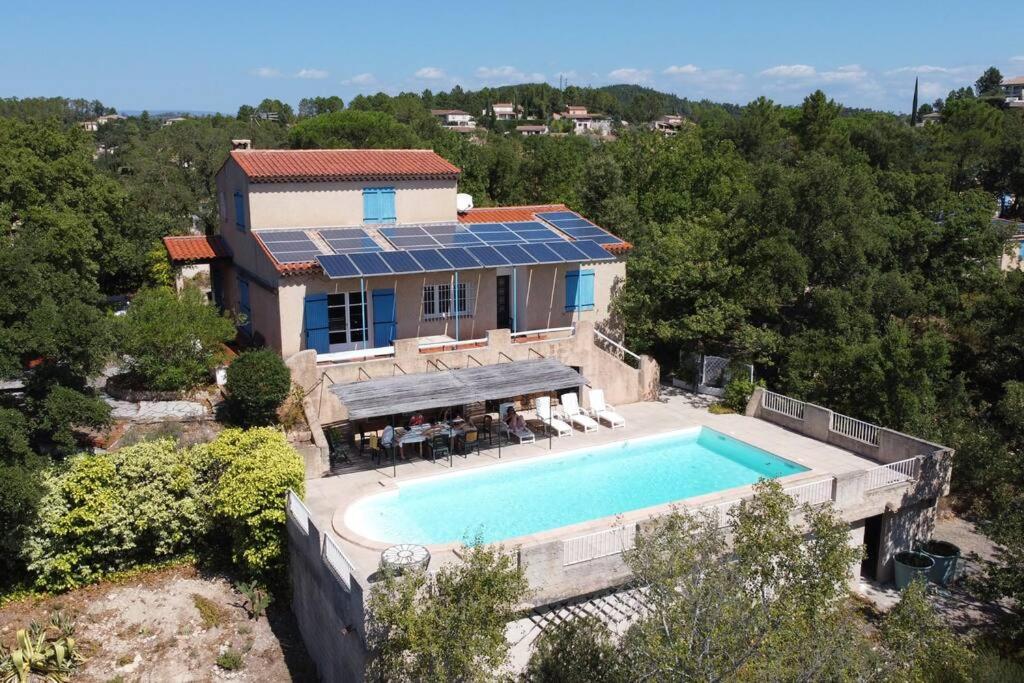 una vista aérea de una casa con piscina en Villa Le Sommet - Vidauban, en Vidauban
