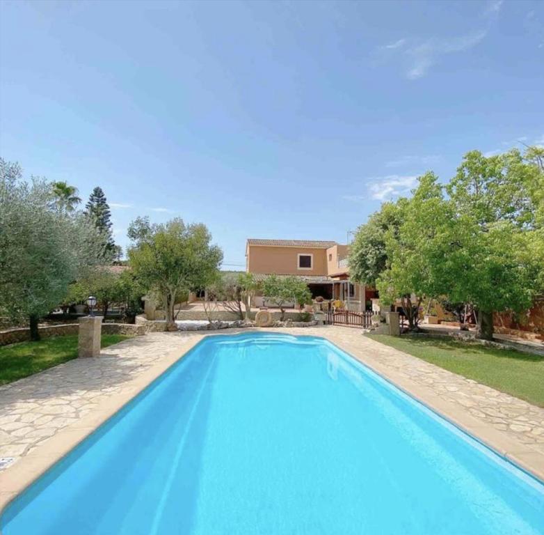 een groot blauw zwembad voor een huis bij Finca Pili Mallorca in Felanitx