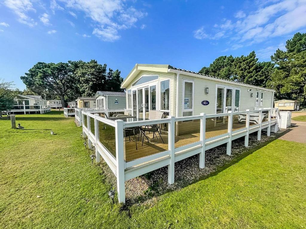 Stunning Lodge With A Lake View At A Haven Holiday Park In Norfolk Ref 11003Pl, Great Yarmouth