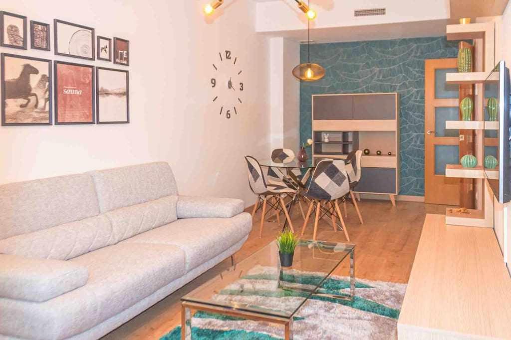 sala de estar con sofá y mesa en Apartment Central House, en Castellón de la Plana