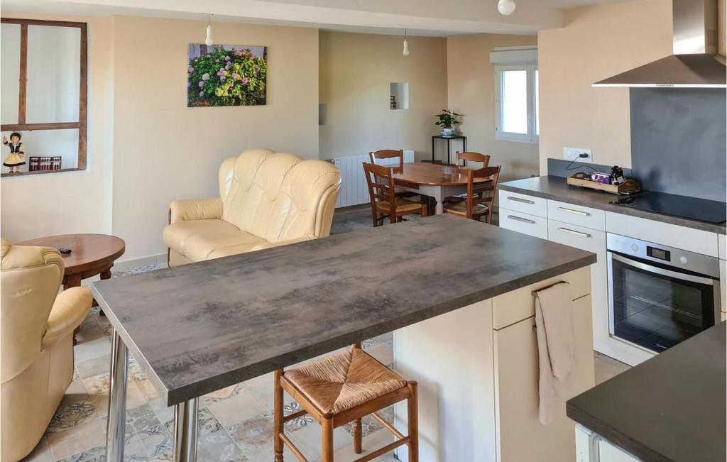 een keuken en een woonkamer met een tafel en stoelen bij Cozy Home In Saint-vincent-la-chtr With Wifi in Saint-Vincent-la-Châtre