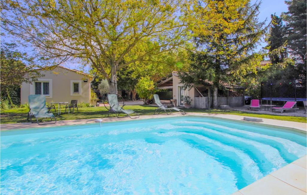 uma piscina num quintal com uma casa em Amazing Home In Velleron With Outdoor Swimming Pool And 5 Bedrooms em Velleron