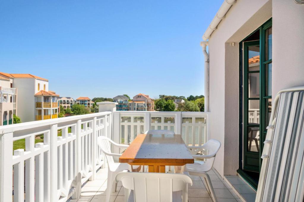 une table et des chaises sur un balcon avec vue dans l'établissement Résidence Port Bourgenay - maeva Home - Appartement 2 pièces 5 personnes Confort MAE-8304, à Talmont-Saint-Hilaire