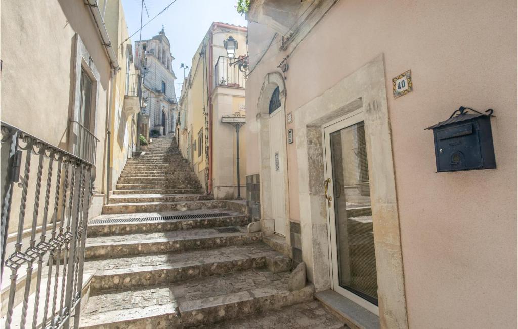 um beco com escadas que levam a um edifício em 3 Bedroom Cozy Home In Chiaramonte Gulfi em Chiaramonte Gulfi