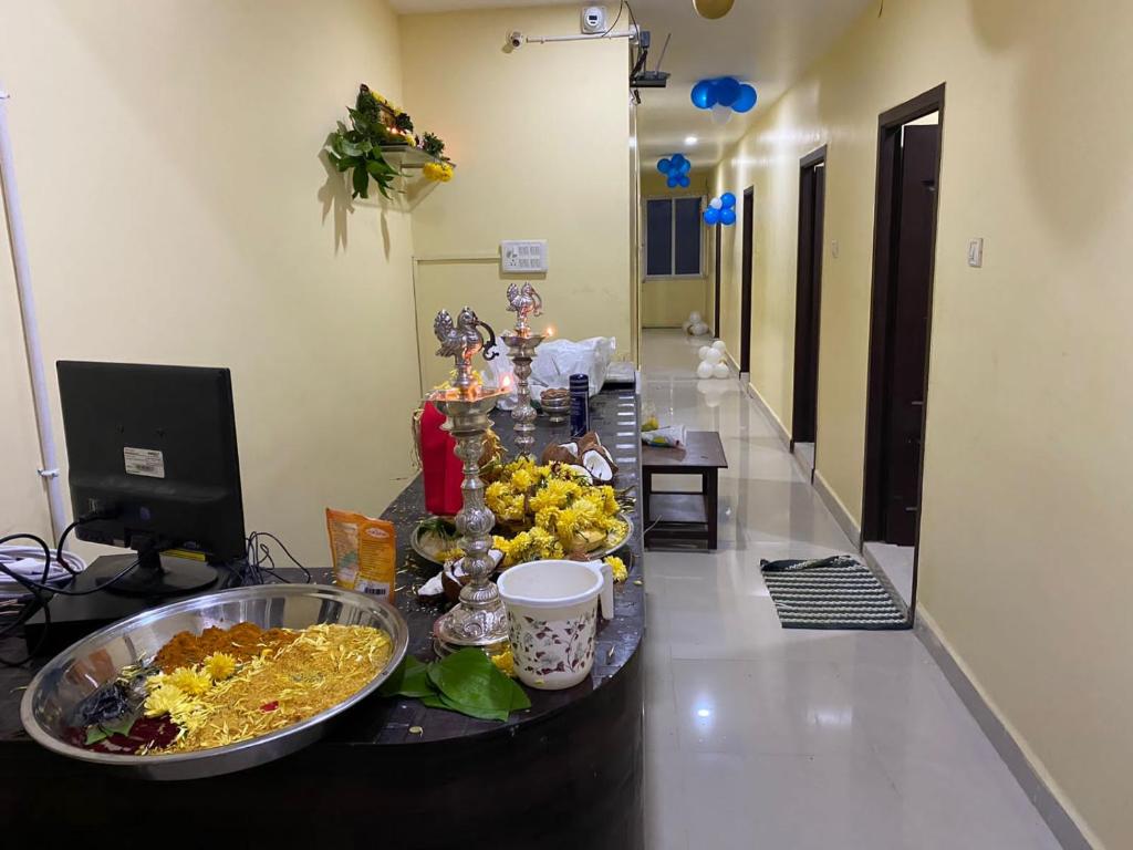 um buffet de comida numa mesa num quarto em MSN Residency em Srikalahasti