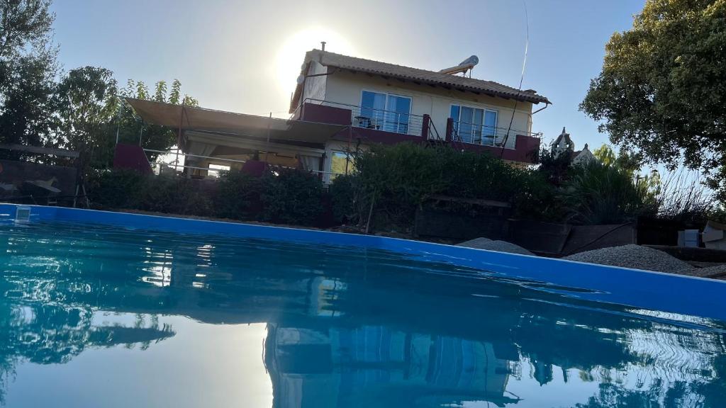 una casa dietro una piscina di fronte a una casa di Arion Stables & Apartments a Hersonissos